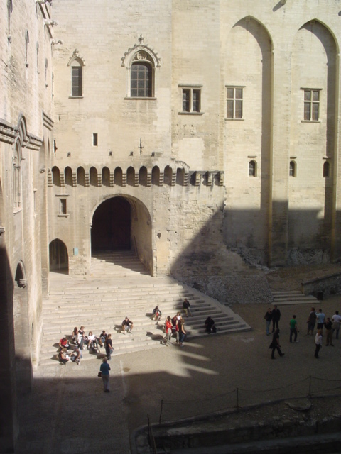 Devant le Palais des Papes