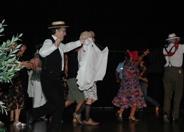 Les acteurs saluent leur public