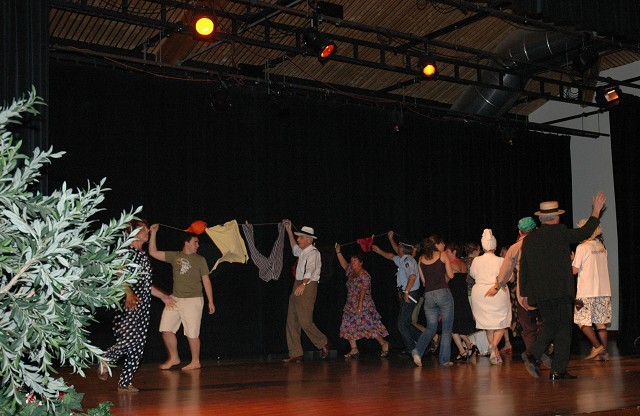 Les acteurs saluent leur public