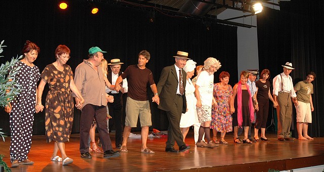 Les acteurs saluent leur public