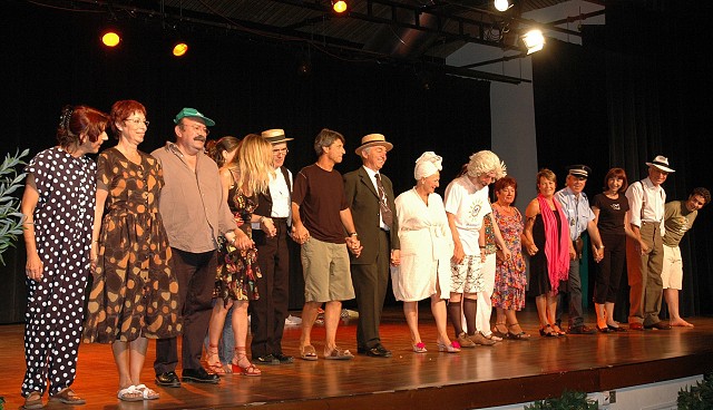 Les acteurs saluent leur public