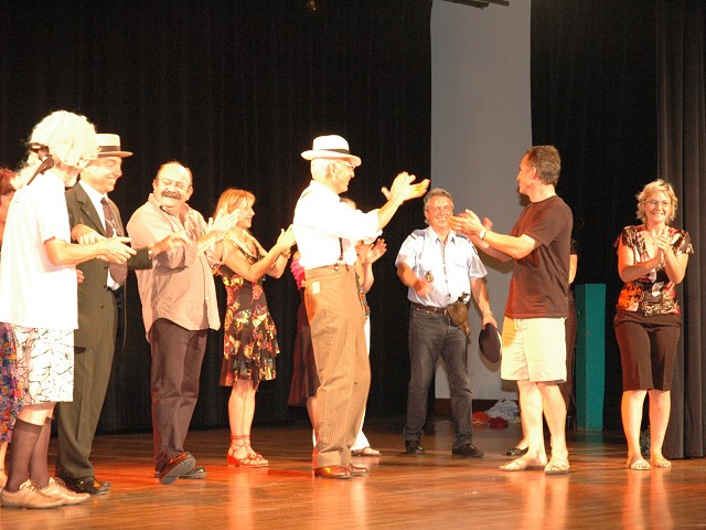 Les acteurs saluent leur public