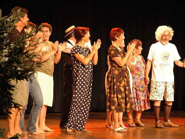 Les acteurs saluent leur public