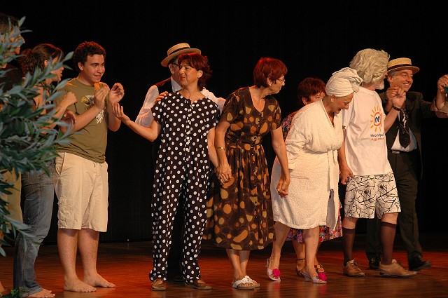 Les acteurs saluent leur public