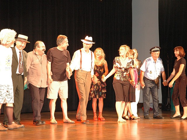 Les acteurs saluent leur public