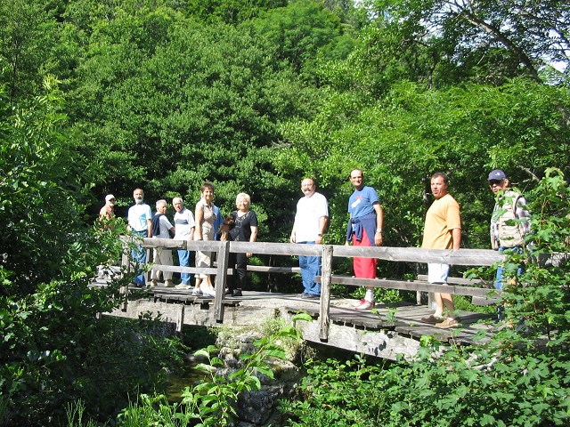 Sur un petit pont de bois