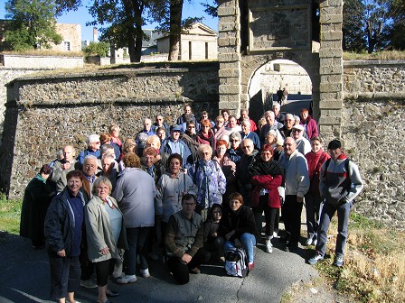 Groupe Aqueduc devant la porte principale de Mont Louis
